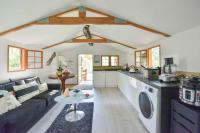 Kuchnia lub aneks kuchenny w obiekcie Wood Chalet 1 Monaco Forest La Turbie - Sleeps 5 people