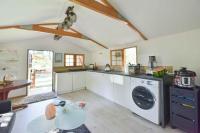 Kuchnia lub aneks kuchenny w obiekcie Wood Chalet 1 Monaco Forest La Turbie - Sleeps 5 people