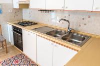 A kitchen or kitchenette at S305 - Sirolo, deliziosa villetta con portico