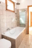 A bathroom at S305 - Sirolo, deliziosa villetta con portico