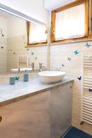 A bathroom at S305 - Sirolo, deliziosa villetta con portico