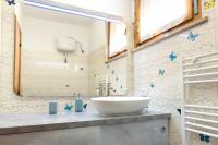 A bathroom at S305 - Sirolo, deliziosa villetta con portico