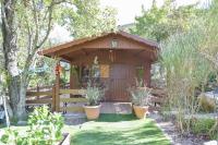 Ogród w obiekcie Wood Chalet 1 Monaco Forest La Turbie - Sleeps 5 people