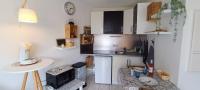 Een keuken of kitchenette bij Semaphore Plat - Maisonnette -residence - piscine