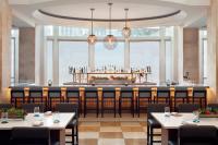 Tampa Marriott Water Street في تامبا: مطعم به طاولات وكراسي وبار