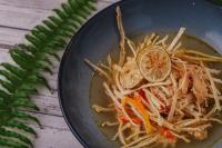 コスメルにあるHotel B Cozumelの野菜とレモンが入ったチキンスープ