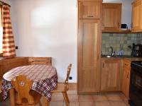 Kuchyňa alebo kuchynka v ubytovaní Appartement en Chalet - Terrasse, Proche Pistes, Centre et Téléphérique, Animaux Admis - FR-1-464-215