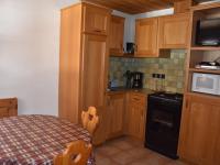 Kuchyňa alebo kuchynka v ubytovaní Appartement en Chalet - Terrasse, Proche Pistes, Centre et Téléphérique, Animaux Admis - FR-1-464-215