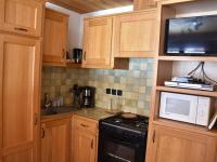 Kuchyňa alebo kuchynka v ubytovaní Appartement en Chalet - Terrasse, Proche Pistes, Centre et Téléphérique, Animaux Admis - FR-1-464-215