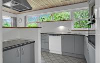 Kuchyň nebo kuchyňský kout v ubytování Holiday Home Gåsehagevej Ebeltoft Vi
