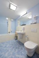 A bathroom at Felicity Garni Hotel