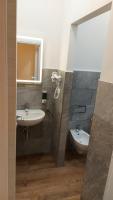 A bathroom at Glam Resort Luxury Lorenzo