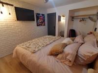 Łóżko lub łóżka w pokoju w obiekcie Maison Deco Pop Et Chaleureuse Avec Spa, Sauna