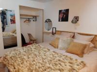 Łóżko lub łóżka w pokoju w obiekcie Maison Deco Pop Et Chaleureuse Avec Spa, Sauna