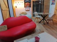 Część wypoczynkowa w obiekcie Maison Deco Pop Et Chaleureuse Avec Spa, Sauna