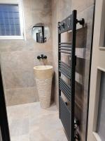 Łazienka w obiekcie Maison Deco Pop Et Chaleureuse Avec Spa, Sauna