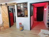 Kuchnia lub aneks kuchenny w obiekcie Maison Deco Pop Et Chaleureuse Avec Spa, Sauna