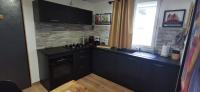 Kuchnia lub aneks kuchenny w obiekcie Maison Deco Pop Et Chaleureuse Avec Spa, Sauna