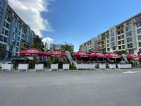 eine Gruppe roter und weißer Regenschirme auf einem Parkplatz in der Unterkunft AME Summer - Onix Blue Mamaia Nord in Mamaia Nord – Năvodari