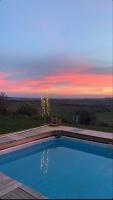 Bazén v ubytovaní Villa piscine avec vue exceptionnelle alebo v jeho blízkosti