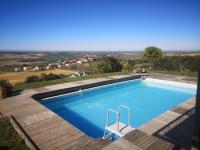 Bazén v ubytovaní Villa piscine avec vue exceptionnelle alebo v jeho blízkosti