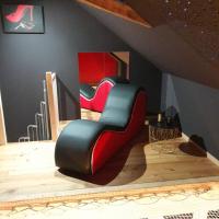 a red and black chair in a room at instant à deux in Précigné