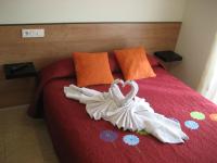 A bed or beds in a room at Hostal Huespedes Toledo