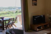 TV a/nebo společenská místnost v ubytování Helen's Sounio Apartments
