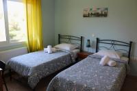 Postel nebo postele na pokoji v ubytování Helen's Sounio Apartments