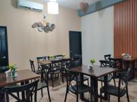 巴耶斯城Hotel Tamtokow的配有木桌椅的餐厅