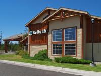 Un edificio con un cartel en el costado. en Kelly Inn West Yellowstone, en West Yellowstone
