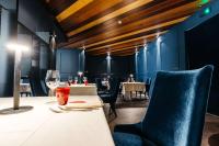 Un restaurante con paredes azules y una mesa y sillas. en Best Western Hotel Tre Torri, en Altavilla Vicentina