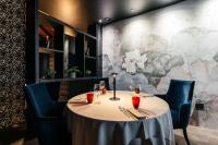 Una mesa en un restaurante con una pintura de flores en la pared. en Best Western Hotel Tre Torri, en Altavilla Vicentina