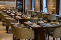 una fila de mesas y sillas en un restaurante en SSAW Boutique Hotel Lishui Jiarui, en Lishui