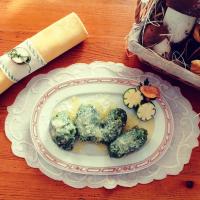 a plate of broccoli on a wooden table at Hotel Edelweiss in Val di Zoldo