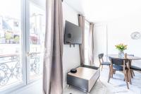 Telewizja i/lub zestaw kina domowego w obiekcie 143 - Urban Charming Flat in Center of Paris