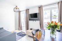 Telewizja i/lub zestaw kina domowego w obiekcie 143 - Urban Charming Flat in Center of Paris