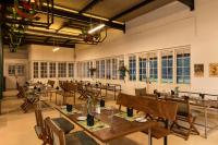 Un restaurante u otro lugar para comer en Tea and Experience Factory - Thema Collection