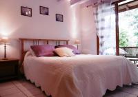 ein Schlafzimmer mit einem Bett mit Kissen und einem Fenster in der Unterkunft Belle de jour in Mézos