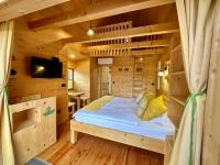 Postel nebo postele na pokoji v ubytování Ribno Luxury Glamping