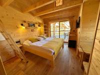 Postel nebo postele na pokoji v ubytování Ribno Luxury Glamping