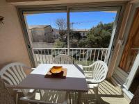 Balkón alebo terasa v ubytovaní Appartement T3 Climatisé, 2 Chambres, Balcon, Parking, Proche Plage, Lave-linge - FR-1-702-22