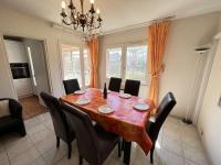 Posedenie v ubytovaní Appartement T3 Climatisé, 2 Chambres, Balcon, Parking, Proche Plage, Lave-linge - FR-1-702-22