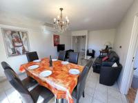Posedenie v ubytovaní Appartement T3 Climatisé, 2 Chambres, Balcon, Parking, Proche Plage, Lave-linge - FR-1-702-22