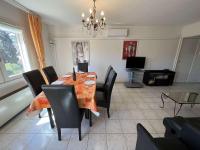Posedenie v ubytovaní Appartement T3 Climatisé, 2 Chambres, Balcon, Parking, Proche Plage, Lave-linge - FR-1-702-22
