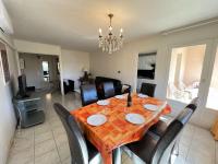 Kuchyňa alebo kuchynka v ubytovaní Appartement T3 Climatisé, 2 Chambres, Balcon, Parking, Proche Plage, Lave-linge - FR-1-702-22