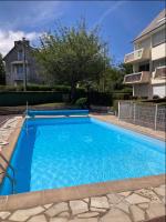 Basen w obiekcie Le Sextant - Piscine partagée et parking privé lub w pobliżu