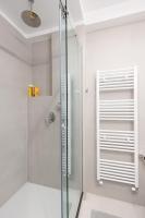 Kúpeľňa v ubytovaní Wonderful Central Athens 2 Bedroom 2 Bath Sleeps 8