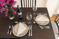 Nápoje v ubytovaní Wonderful Central Athens 2 Bedroom 2 Bath Sleeps 8