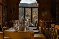 uma longa mesa com copos de vinho e uma janela em Hotel Chateau Iveri em Varjanisi